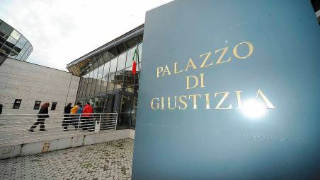 Rimini. Accusato di abusi sulla moglie e di sequestro di persona, ma i testimoni smentiscono la donna: assolto 51enne