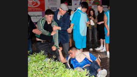 Il sindaco mentre separa alcuni protagonisti della rissa