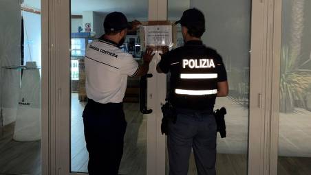 Milano Marittima, liti, aggressioni e fuochi d’artificio senza autorizzazioni: locale sulla spiaggia chiuso per 3 giorni