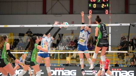 Erblira Bici mette a terra il match point sfondando il muro a due di Sarah Caruso e Yushan Zhuang