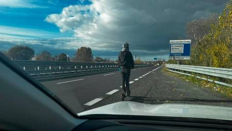 Forlì, in monopattino sulla tangenziale: pratica vietata e pericolosissima