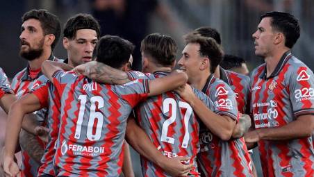 Tommaso Berti e i giocatori della Cremonese esultano per il successo sul Padova (foto uscremonese.it)