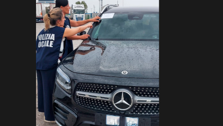 Ravenna, “salite pure con me”: carica i turisti canadesi usciti dalla nave da crociera, sequestrata l’auto del tassista abusivo