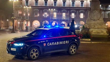 Forlì, gli trovano bastoni da difesa e taser durante un controllo stradale: denuncia e sequestro