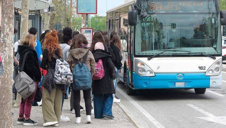 Rimini, “il bus di mia figlia costa più dei libri”: la protesta di un papà