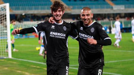 Cristian Shpendi e Saber Hraiech dopo il gol-vittoria di Pescara (Rega)