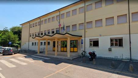 L’ingresso della scuola media di via Pascoli