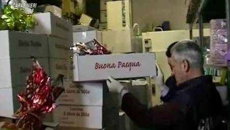 Pasqua e dolci: controlli Nas a Ravenna e Rimini, sequestrati tonnellate di frutta secca scaduta e perfino panettoni e pandori rimasti da Natale VIDEO
