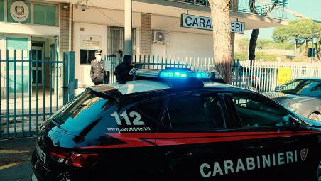 Rimini, musica alta all’alba e hashish in auto: 19enne aggredisce i carabinieri e finisce in manette