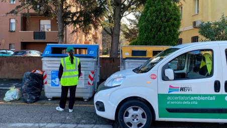 Rifiuti. A Ravenna 340 multe ai “furbetti del cassonetto” grazie a 10 fototrappole e 7 agenti accertatori formati da Hera