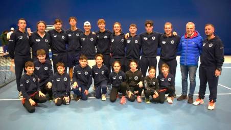 La squadra del Ct Massa Lombarda al gran completo, assieme ad alcuni giovani della scuola del Circolo che domani a Torino darà l’assalto al titolo tricolore di tennis a squadre