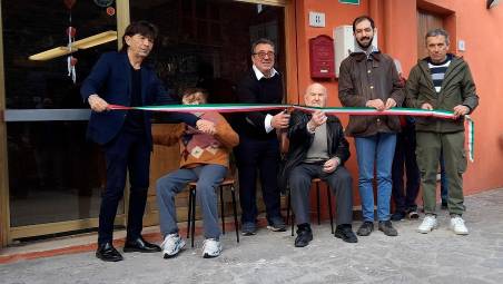 Al centro il nuovo gestore Rocco, con lui Riccardo e Marina, il sindaco Cangini e il presidente della Pro loco Petrini