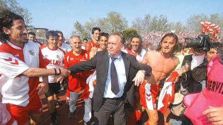 Vincenzo Bellavista e i suoi giocatori festeggiano la promozione in B