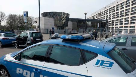 La polizia davanti al tribunale di Rimini