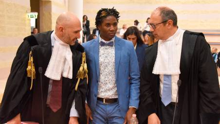 Louis Dassilva tra i suoi legali Andrea Guidi e Riario Fabbri (Migliorini)