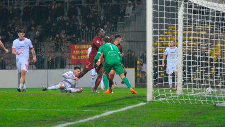 Stefano Okaka in azione durante Ravenna-Carpi (Fiorentini)