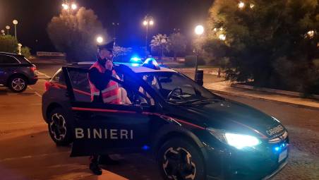 Cesenatico, guida ubriaco a zig-zag vicino alla discoteca, tenta di spogliarsi e aggredisce i Carabinieri: arrestato 32enne