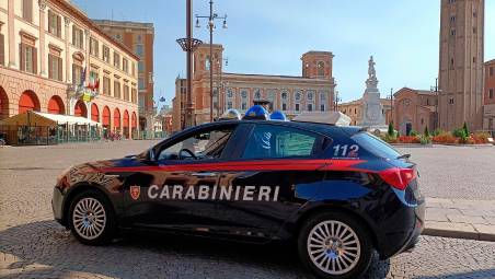 Forlì, preleva i risparmi di mesi di lavoro da spedire alla famiglia, ma li perde: i Carabinieri trovano la somma e la restituiscono