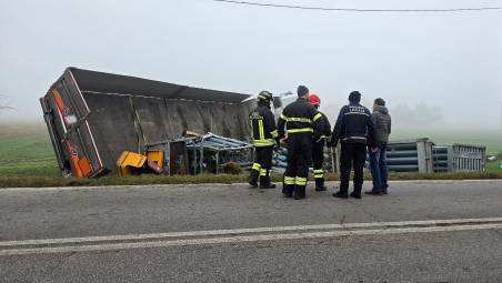 Il camion ribaltato carico di 200 bombole di ossigeno e anidride carbonica