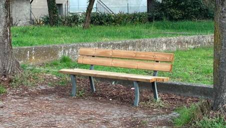 Una delle panchine rinnovate in piazza Berlinguer