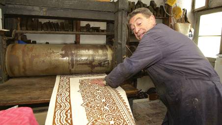 Fabio Visini al lavoro nella stamperia