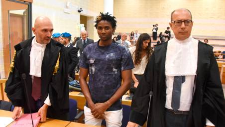 Louis Dassilva tra gli avvocati Andrea Guidi e Riario Fabbri (Foto Manuel Migliorini)