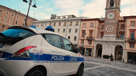 Rimini, controlli contro l’alcol nel centro storico: due arresti dopo una rissa con la Polizia Locale
