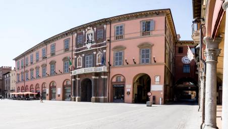 Il palazzo comunale di Imola (foto mmph)
