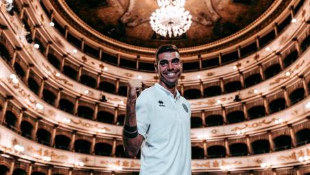 L’ingaggio di Giovanni Zaro è stato ufficializzato ieri: anche il difensore ha posato per i primi scatti in bianconero all’interno del Teatro Bonci foto cesena fc