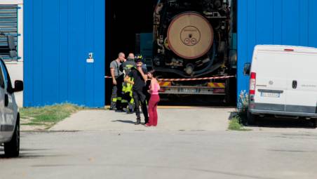 I vigili del fuoco ieri davanti all’officina meccanica transennata (foto Massimo Fiorentini)