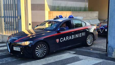 Cesena, maneggia munizioni da guerra e si ustiona: nel capannone del pensionato spunta un arsenale