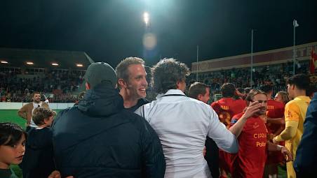 Ignazio Cipriani abbraccia il direttore sportivo Davide Mandorlini dopo la vittoria nella finale dei play-off giocata contro il Tau Altopascio al Bruno Benelli