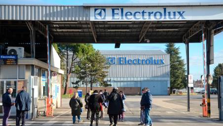 Forlì, crisi Electrolux, la Uil: “Basta multinazionali che prendono incentivi pubblici per poi andarsene”