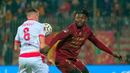 Jonathan Italeng in un duello con il difensore carpigiano Tommaso Panelli foto MASSIMO FIORENTINI