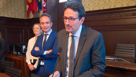 Alessandro Barattoni nella sala del Consiglio. Al suo fianco gli assessori Cameliani e Mazzoni