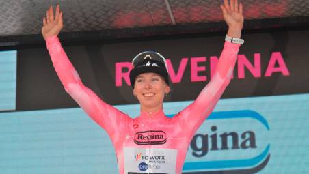 Lorena Wiebes in maglia rosa prima di essere squalificata - Foto Massimo Fiorentini