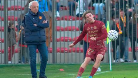 Lorenzo Da Pozzo imposta una trama offensiva del Ravenna sotto gli occhi di Andrea Mandorlini (foto Massimo Fiorentini)