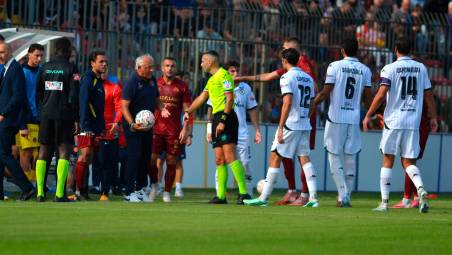 Le proteste di Mandorlini: il rosso a Dapozzo nel primo tempo ha condizionato tutta la gara (Fiorentini)