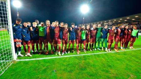 La squadra sotto la curva a fine partita - Foto Massimo Fiorentini