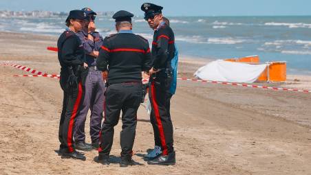 Turista uccisa in spiaggia a Pinarella di Cervia, l’uomo alla guida della ruspa positivo alla cocaina: ecco i valori