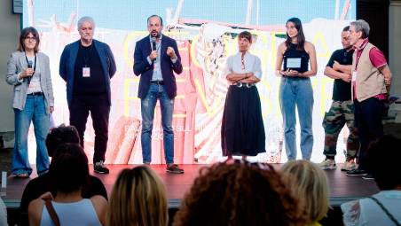 Un momento della serata conclusiva della tre giorni, con la consegna del premio Portfolio “Werther Colonna” Si Fest 2025. Sul palco, con il sindaco Nicola Nicola Dellapasqua, la vincitrice Camilla Pedretti, classe 2000, di Como, Maria Cristina Bonfiglioli Colonna e Fulvio Merlak