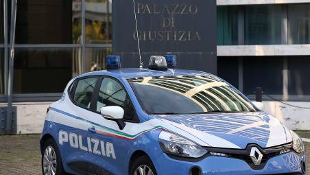 Rimini, rapina con coccio di vetro sul lungomare: ferisce un ragazzo e gli ruba il monopattino
