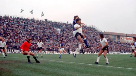 Davanti ai 10mila della Fiorita, Boranga osserva il duello aereo tra Ceccarelli e Hoffmann, bandiere di Cesena e Magdeburgo: 20 anni da calciatore e 19 da vice allenatore per il romagnolo, 17 da calciatore e 24 da tecnico delle giovanili per il tedesco
