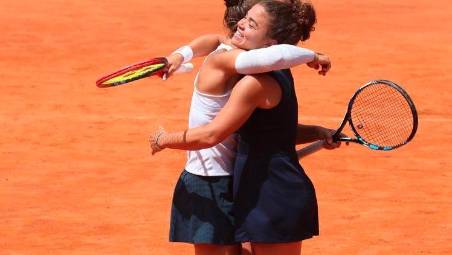 Tennis, Errani-Paolini travolgenti: sono in finale a Parigi