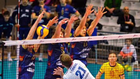 Il muro a tre della Consar Ravenna si oppone allo scatenato polacco Jan Fornal (Fiorentini)