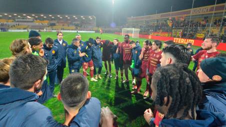 L’allenatore ravennate Marco Marchionni parla alla squadra a fine partita: i giallorossi non mollano la presa dal primo posto (Fiorentini)