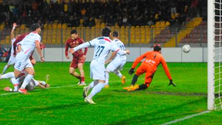Il gol del provvisorio vantaggio giallorosso con Tommaso Di Marco (foto MASSIMO FIORENTINI)