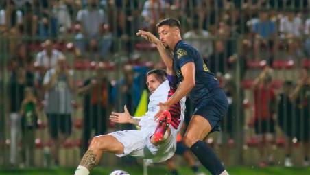 Il difensore giallorosso Mattia Scaringi in azione foto MASSIMO FIORENTNI