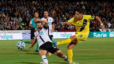 Alessandro Di Pardo, contrastato da Max Mangraviti, al tiro in Cesena-Modena 2-2