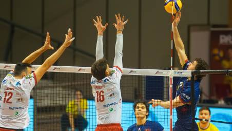 Un attacco di Mattia Gottardo contro il muro di Lorenzo Sperotto (foto Fiorentini)